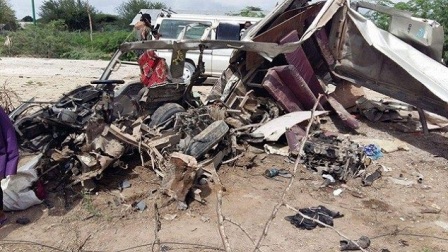 Police: 15 Killed as Roadside Bomb Hits Minibus in Somalia